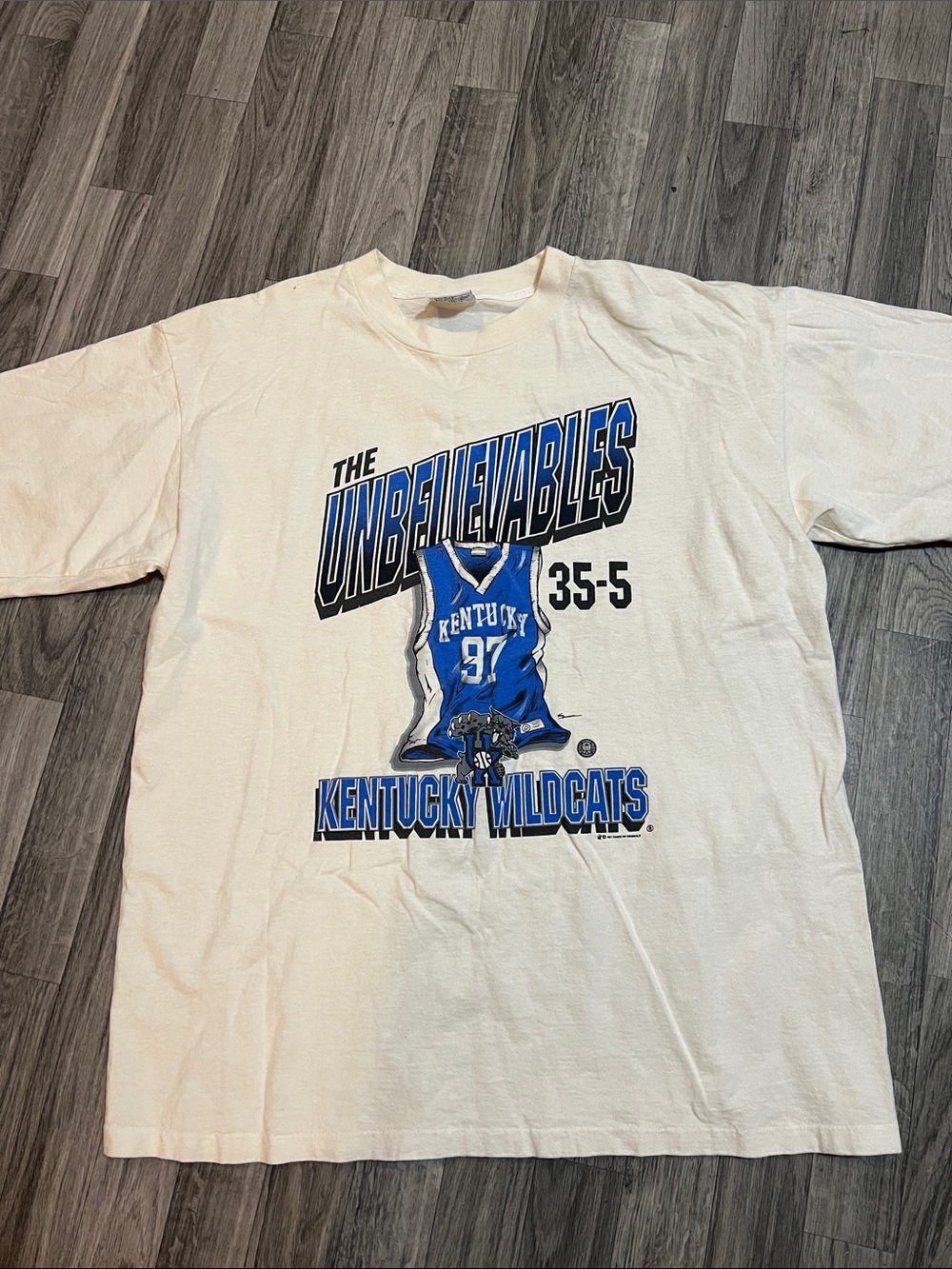 Vintage 1997 Kentucky Wildcats "The Unbelievables" Graphic Tee - White/Blue